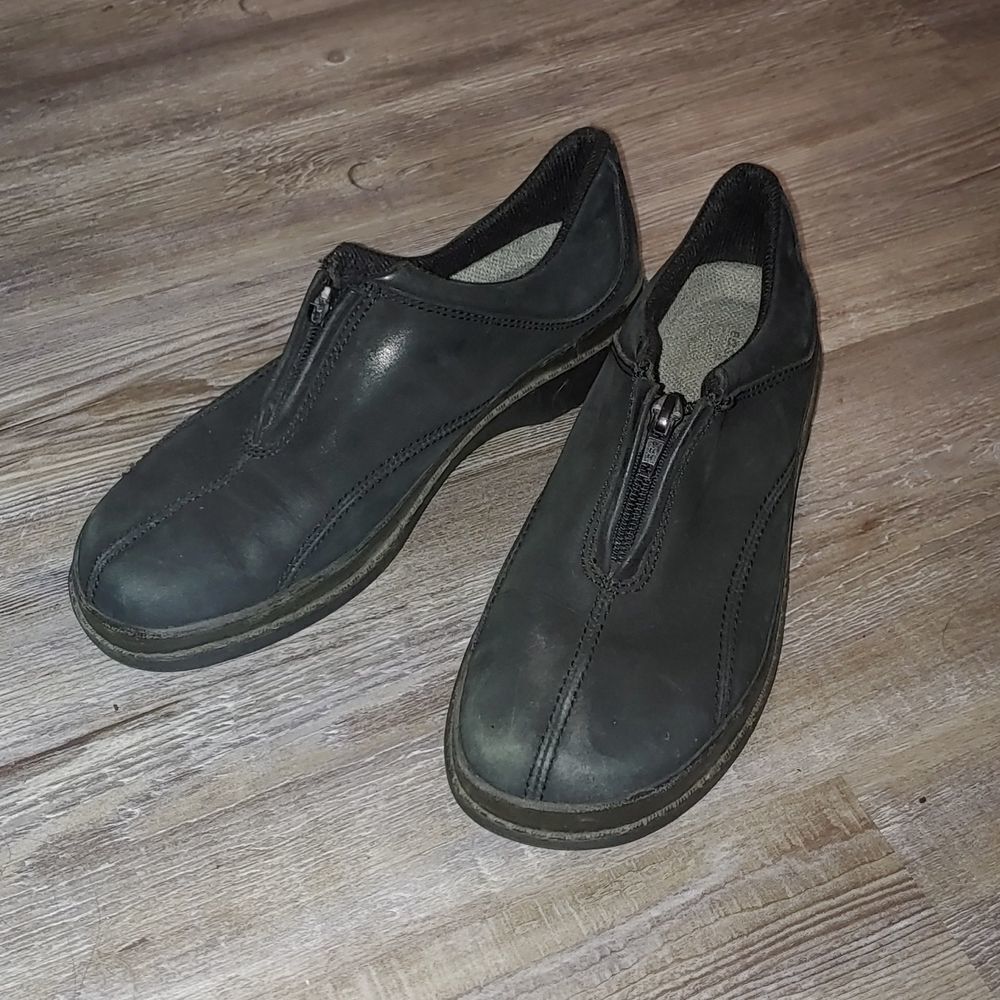 Easy Spirit black suede  slip on  zipper top clogs  Sz 7.5N